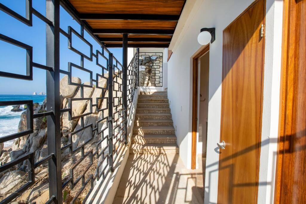 Beach Front Casa Bruma, Jacuzzi W Massage. Holiday home
